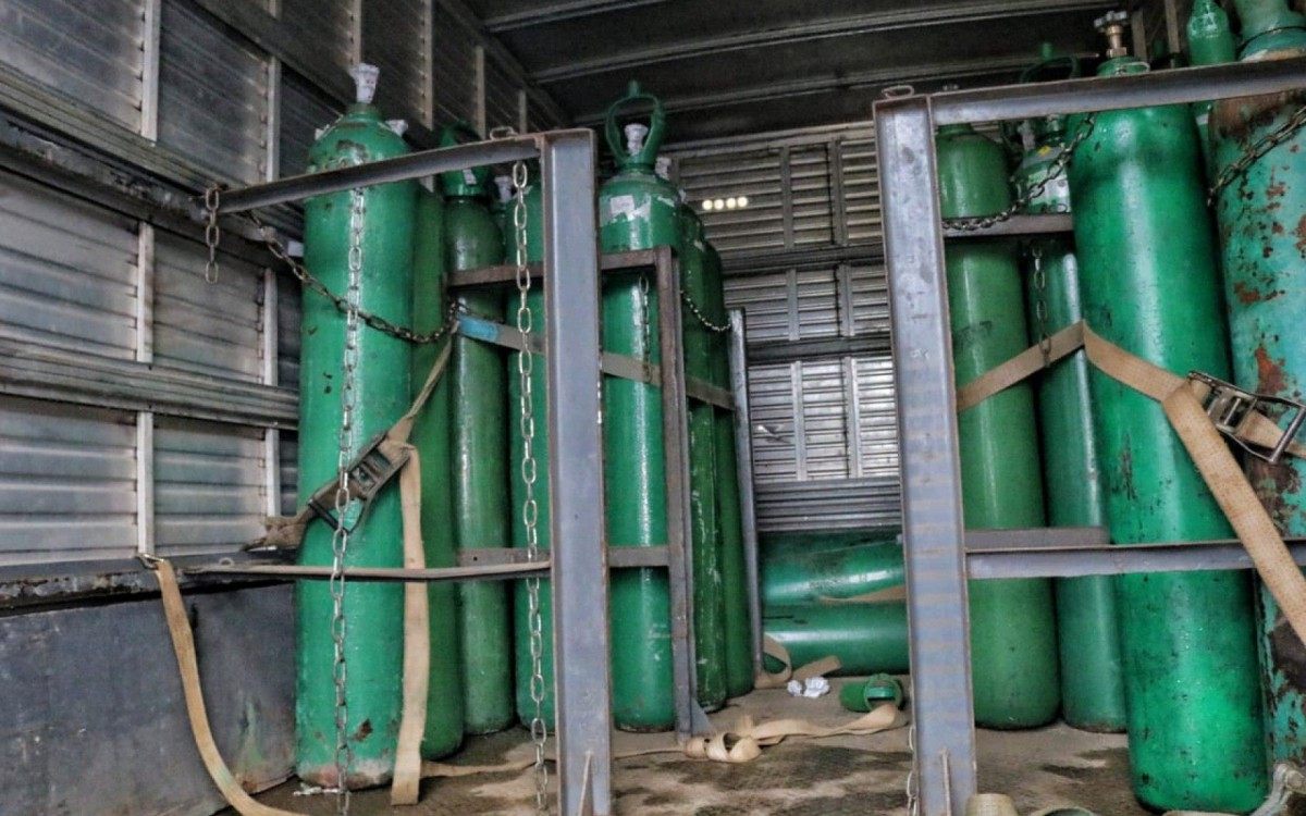 Forças de segurança apreendem caminhão transportando 33 cilindros de oxigênio, em Manaus
 - Alailson Santos / PC-AM