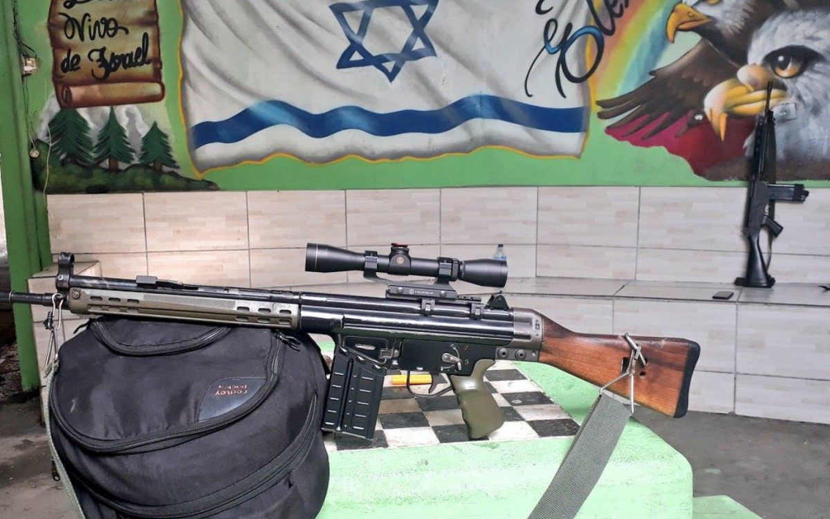 Quadrilha liderada por Peix&atilde;o possui cerca de 200 fuzis. Foto postada por integrante no Twitter mostra fuzil com mira telescopica e, ao fundo, a imagem da bandeira de Israel