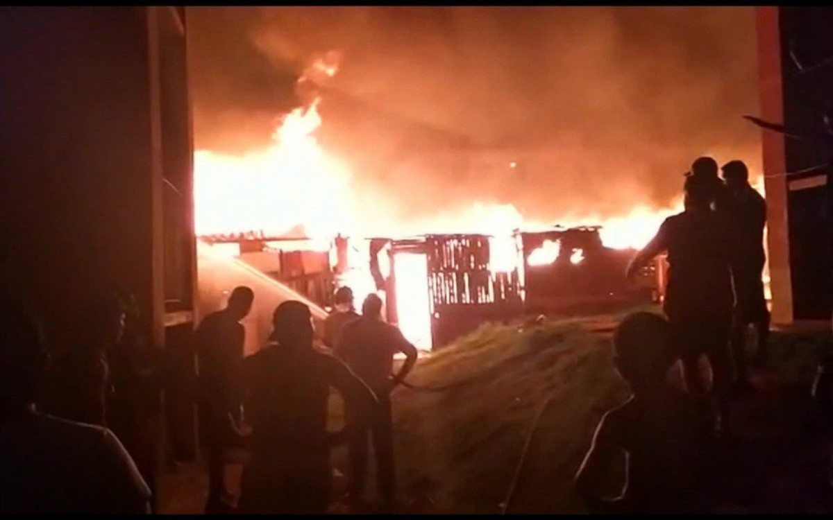 Incêndio destrói ocupação e deixa 250 famílias desabrigadas em Santa Cruz