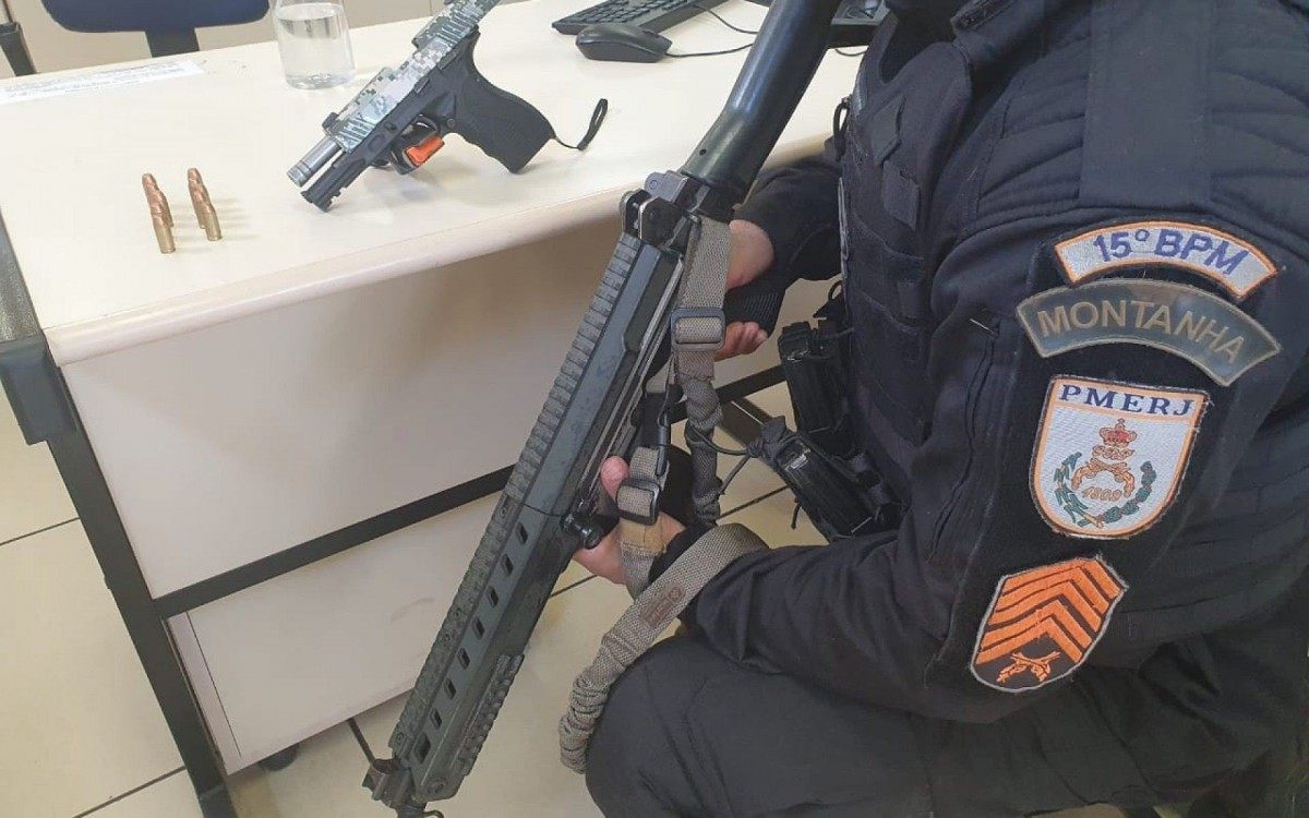Pistola encontrada com suspeito após tiroteio em Duque de Caxias - Reprodução Facebook