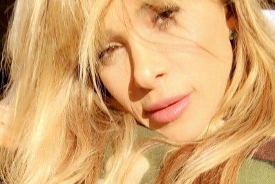 Que susto! Dany Bananinha acende vela para Marília Mendonça e altar pega fogo