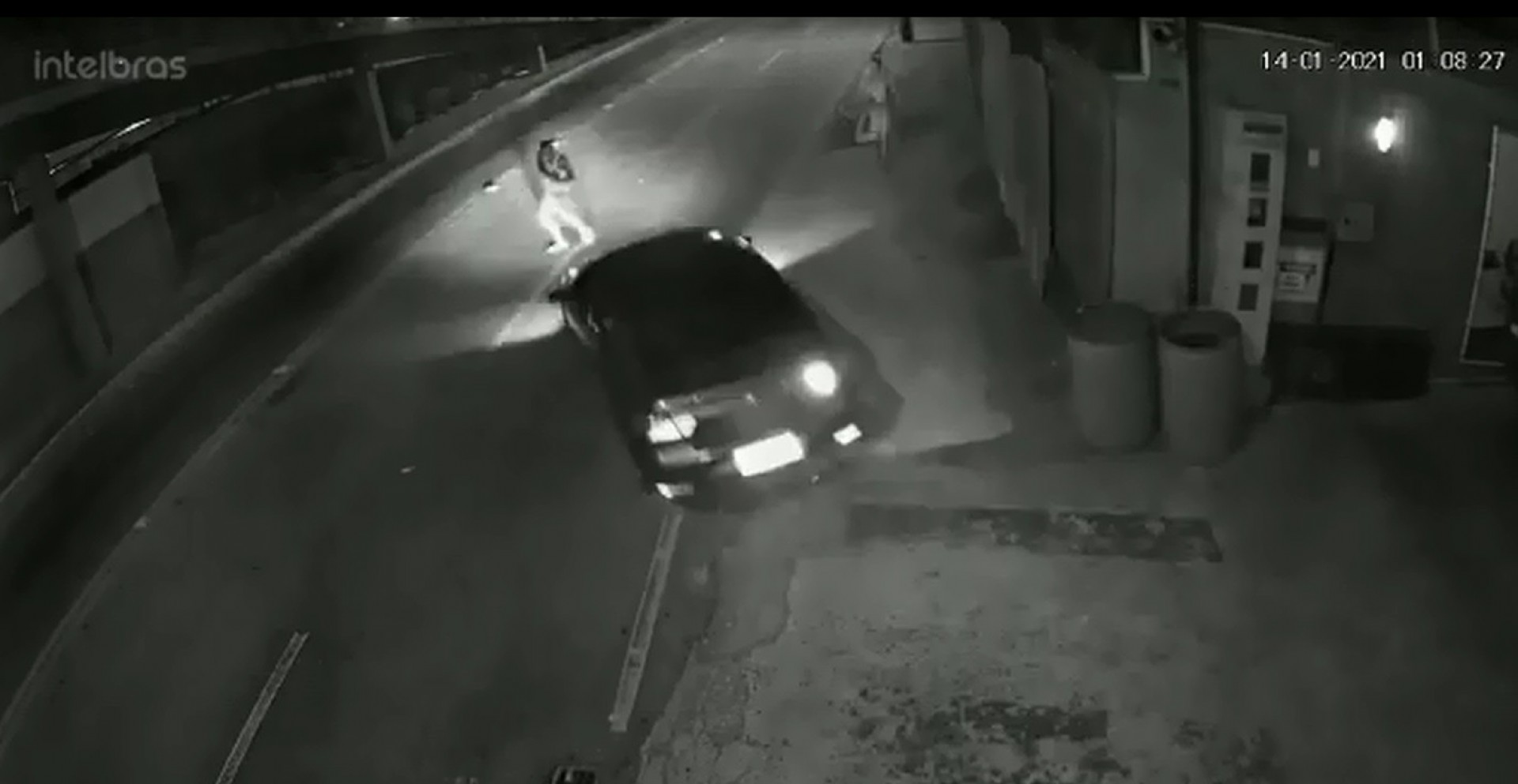 Motorista 'joga' carro contra bandidos e consegue fugir de assalto