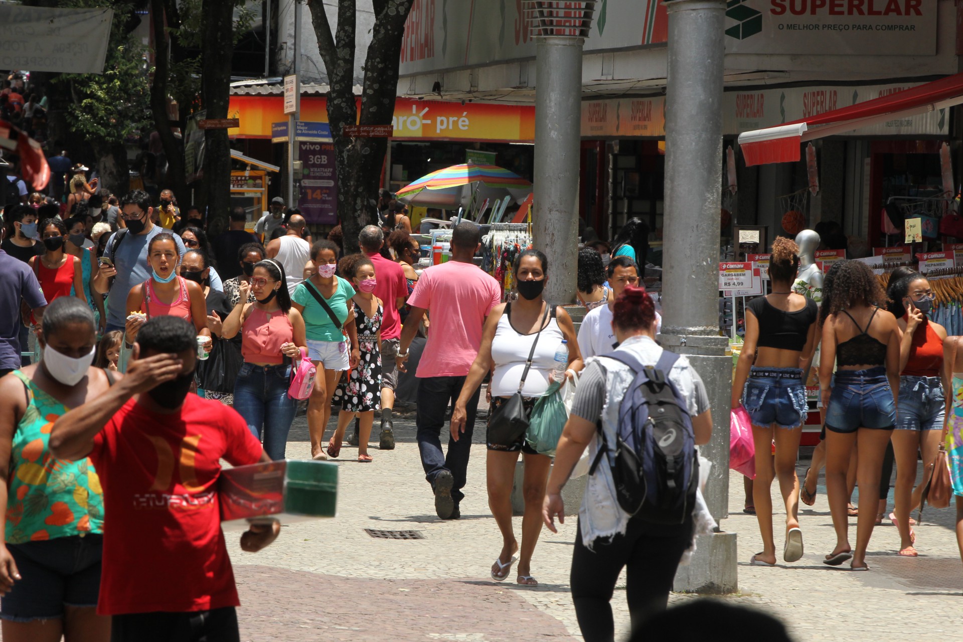 Movimenta&ccedil;&atilde;o de pessoas no cal&ccedil;ad&atilde;o de Campo Grande. - Estefan Radovicz / Agencia O Dia