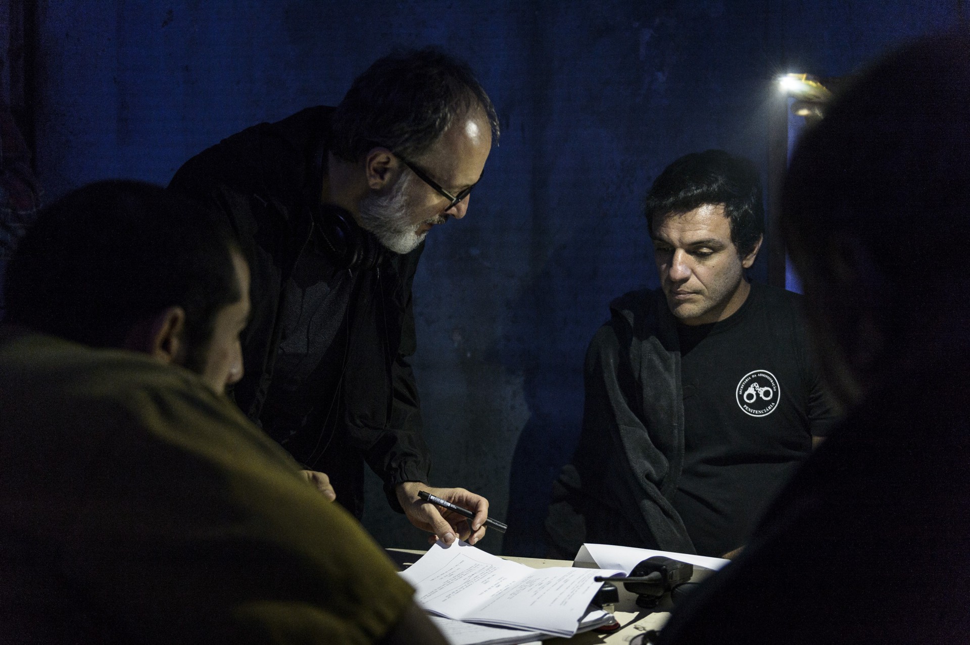 Adriano (Rodrigo Lombardi), Osvaldo (Ivan de Almeida) e Abdel (Kaysar Dadour) com o diretor José Eduardo Belmonte - Ramon Vasconcelos/Rede Globo