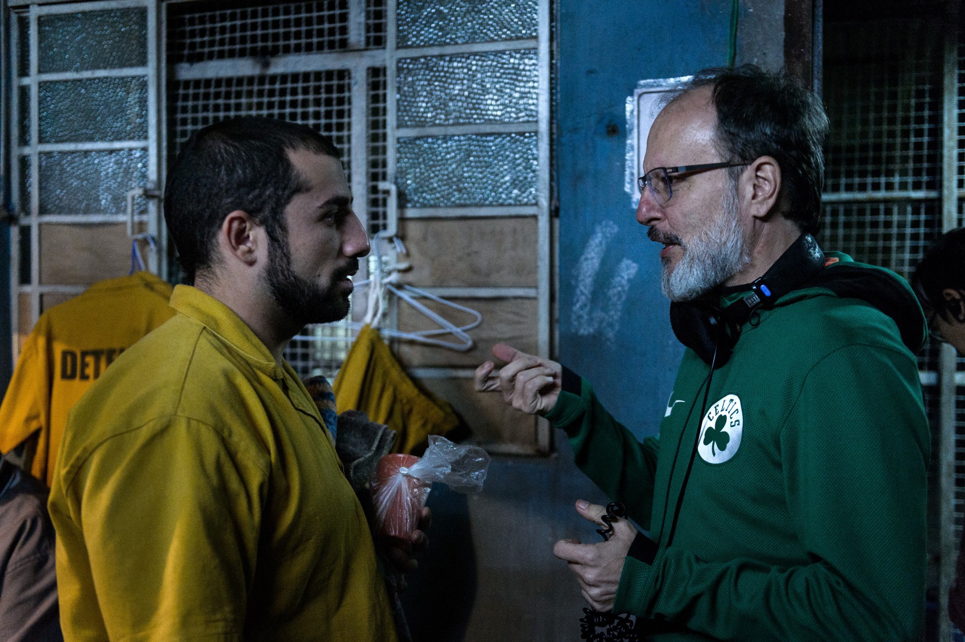 Bastidores da série 'Carcereiros', com Kaysar Dadour e o diretor José Eduardo Belmonte - Ramon Vasconcelos/Rede Globo