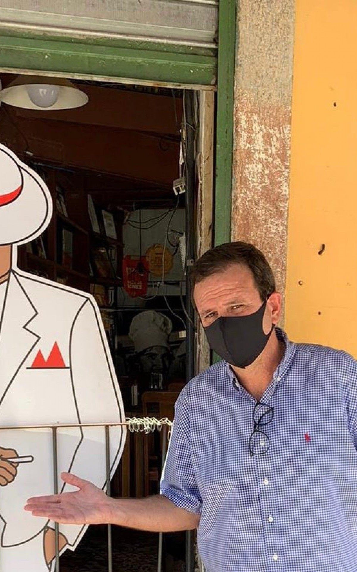 Eduardo Paes revive debate com Crivella e possa ao lado de imagem de Zé Pelintra - Reprodução Facebook