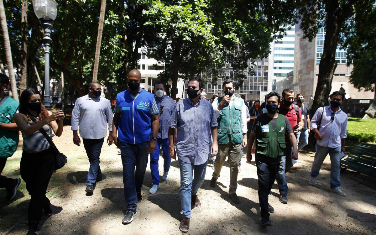 Rio de Janeiro 16/01/2021 - a Prefeitura do Rio entregou &agrave; popula&ccedil;&atilde;o outra importante &aacute;rea verde que estava fechada desde o in&iacute;cio da pandemia. O Passeio P&uacute;blico do Rio de Janeiro, o primeiro parque ajardinado do Brasil, foi reaberto neste s&aacute;bado, dia 16, ap&oacute;s um intenso mutir&atilde;o para a limpeza e a recupera&ccedil;&atilde;o do espa&ccedil;o. O prefeito Eduardo Paes pediu &agrave; popula&ccedil;&atilde;o que siga as normas de distanciamento. Foto: Luciano Belford/Agencia O Dia - Luciano Belford/Agencia O Dia