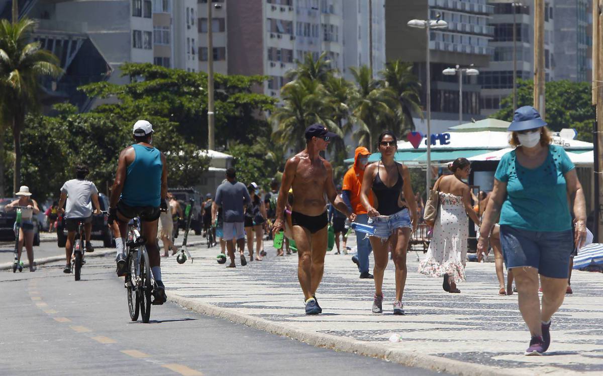 Rio de Janeiro 16/01/2021 - Movimenta&ccedil;&atilde;o na orla de Copacabana. Foto: Luciano Belford/Agencia O Dia