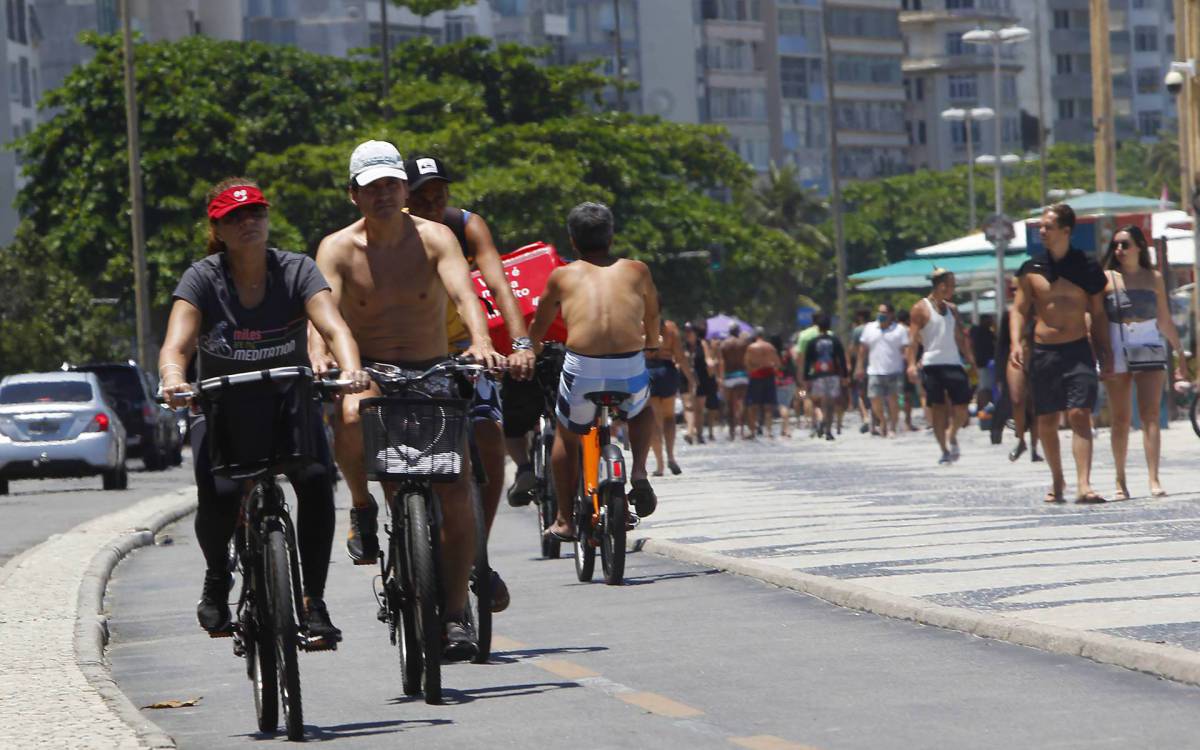 Movimenta&ccedil;&atilde;o na orla de Copacabana