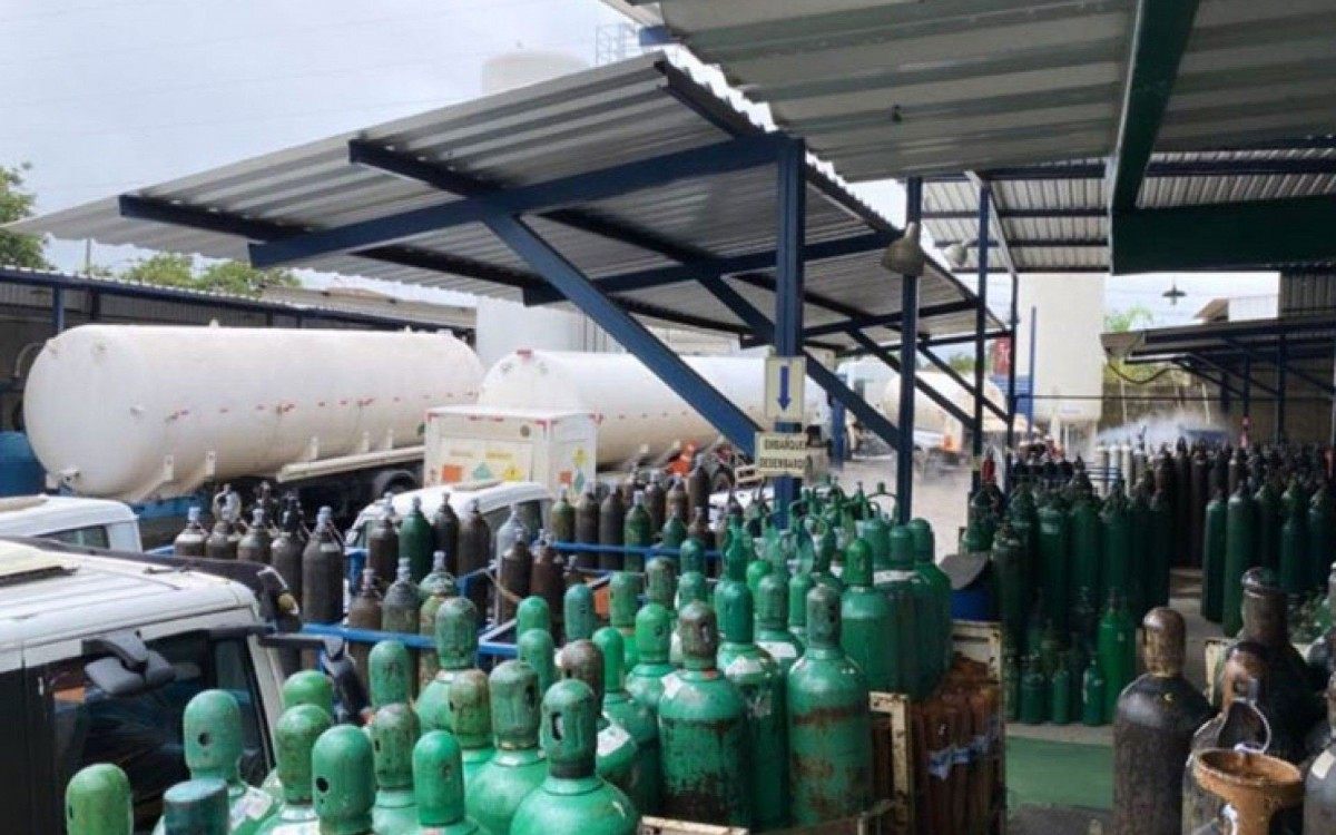 Cilindros de oxigênio enviados por Gusttavo Lima