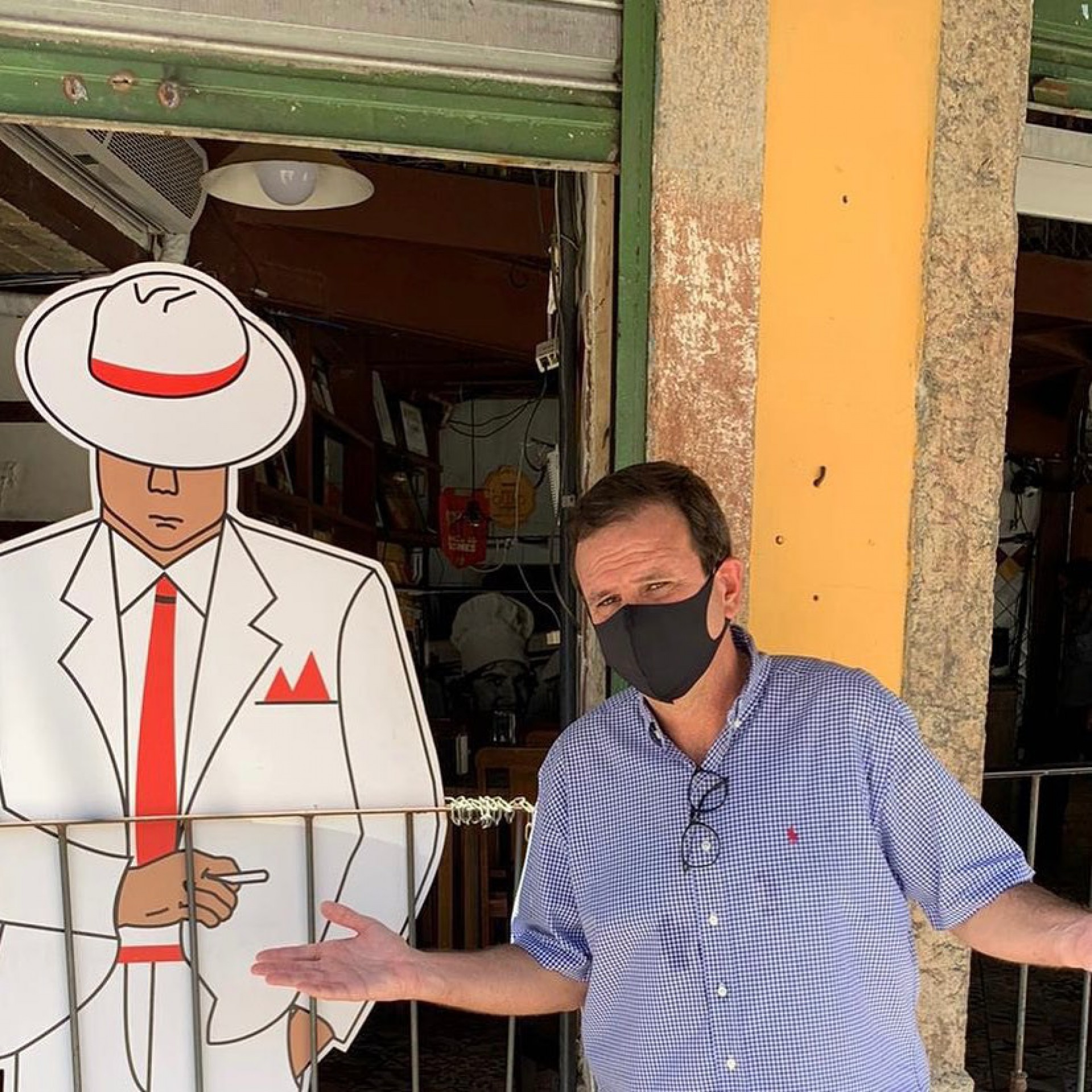 Eduardo Paes posa ao lado de imagem de Zé Pelintra: 'axé para quem é de axé' 