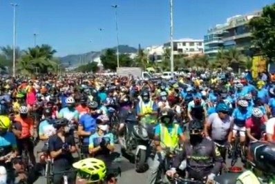 Amigos fazem homenagem a ciclista morto no Recreio