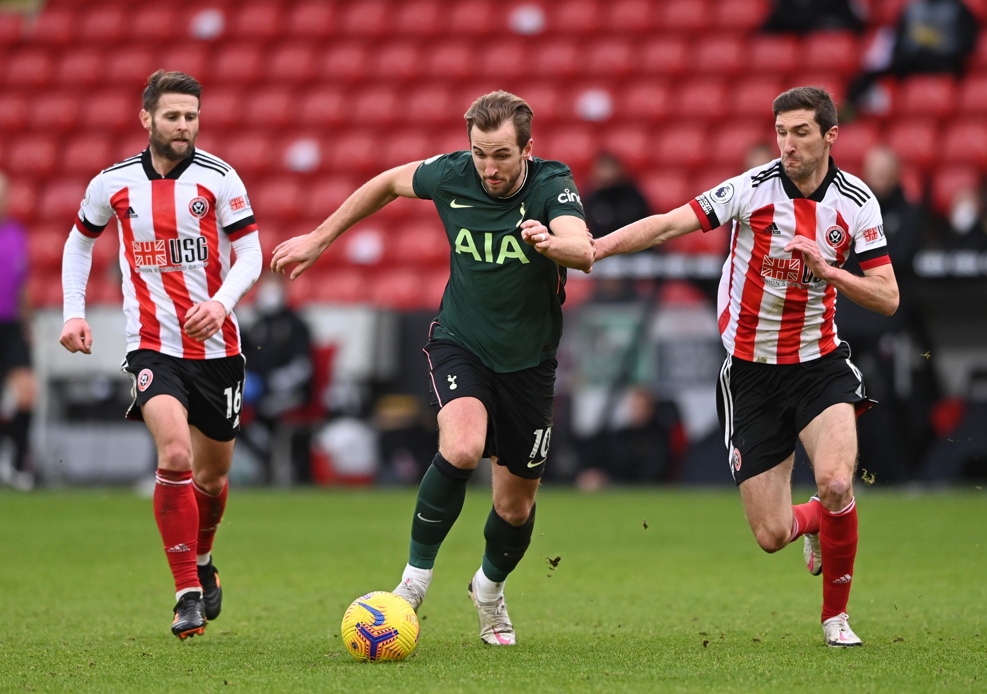 Kane marca, Tottenham bate o lanterna e encosta nos líderes do Campeonato Inglês
