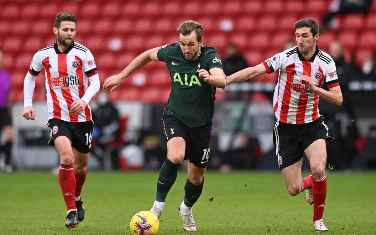 AFP Photo
REFERÊNCIA DO DOCUMENTO000_8YX8RW
PALAVRA-CHAVEFBL - ENG - PR - SHEFFIELD UTD - TOTTENHAM
DATA DE CRIAÇÃO17/01/2021
CIDADE/PAÍSSHEFFIELD, REINO UNIDO
CRÉDITOLAURENCE GRIFFITHS / POOL / AFP
ARQUIVO TAMANHO/PIXELS/DPI57,11 Mb / 5472 x 3648 / 300 dpi
INSTRUÇÕES ESPECIAISRESTRICTED TO EDITORIAL USE. NO USE WITH UNAUTHORIZED AUDIO, VIDEO, DATA, FIXTURE LISTS, CLUB/LEAGUE LOGOS OR 'LIVE' SERVICES. ONLINE IN-MATCH USE LIMITED TO 120 IMAGES. AN ADDITIONAL 40 IMAGES MAY BE USED IN EXTRA TIME. NO VIDEO EMULATION. SOCIAL MEDIA IN-MATCH USE LIMITED TO 120 IMAGES. AN ADDITIONAL 40 IMAGES MAY BE USED IN EXTRA TIME. NO USE IN BETTING PUBLICATIONS, GAMES OR SINGLE CLUB/LEAGUE/PLAYER PUBLICATIONS.
FBL-ENG-PR-SHEFFIELD UTD-TOTTENHAM
Tottenham Hotspur's English striker Harry Kane (R) vies for the ball against Sheffield United's English midfielder John Lundstram (L) during the English Premier League football match between Sheffield United and Tottenham Hotspur at Bramall Lane in Sheffield, northern England on January 17, 2021.
Laurence Griffiths / POOL / AFP - AFP