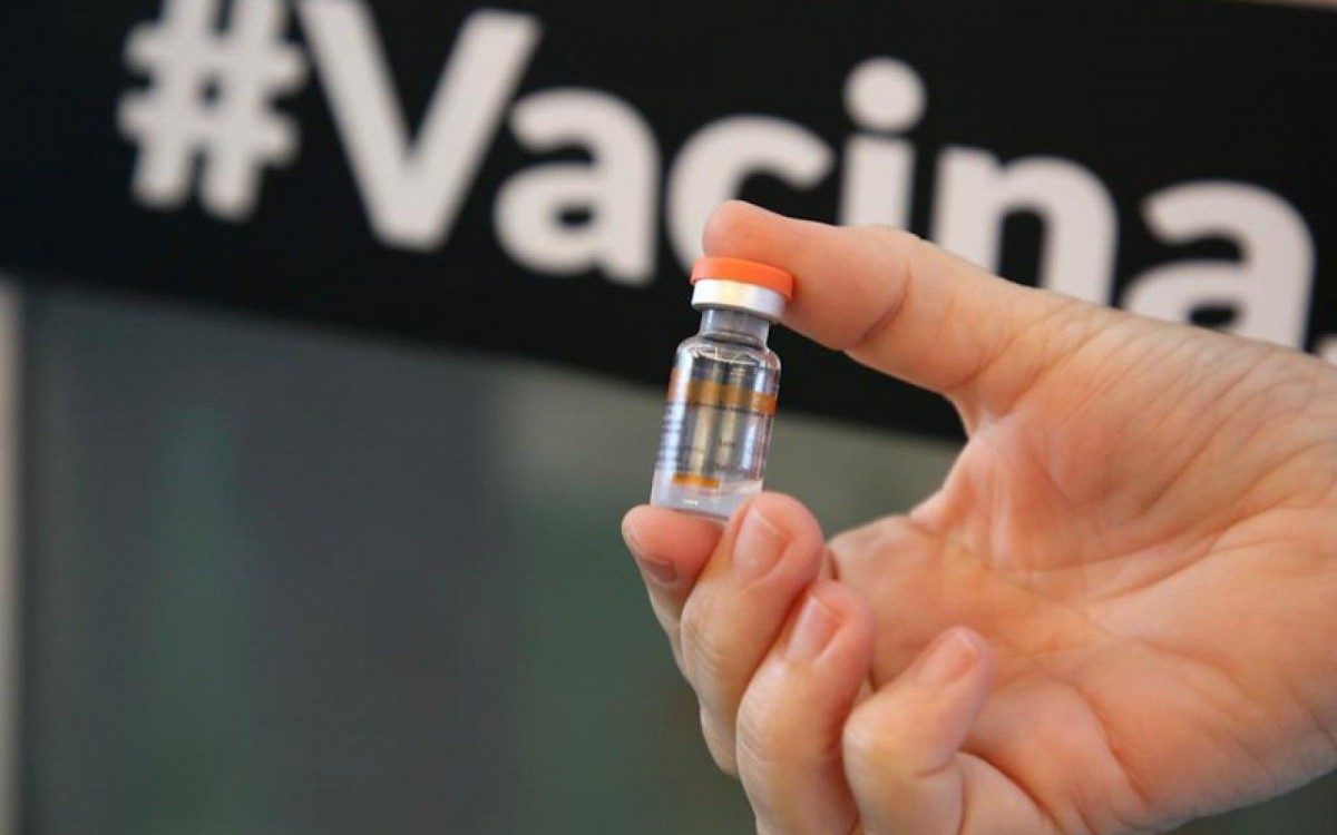 Vacina&ccedil;&atilde;o no Estado come&ccedil;ou neste domingo, 17, com a aplica&ccedil;&atilde;o de uma dose na enfermeira Monica Calazans, funcion&aacute;ria do Instituto de Infectologia Em&iacute;lio Ribas, da capital