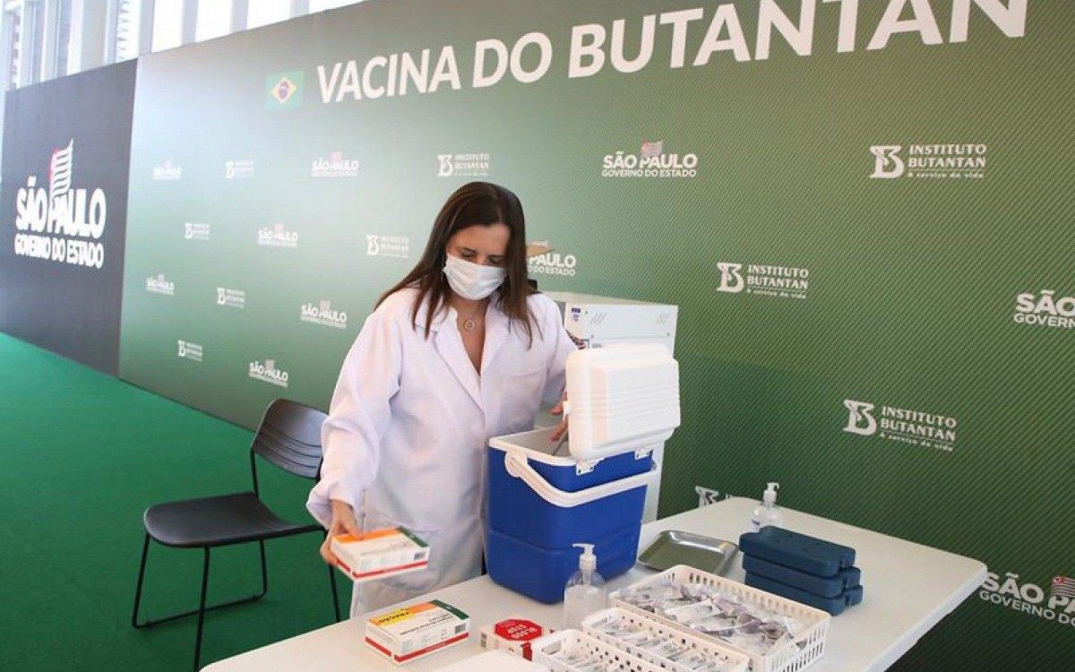 Governo de SP faz coletiva de imprensa após anúncio da aprovação do uso emergencial da Coronavac 