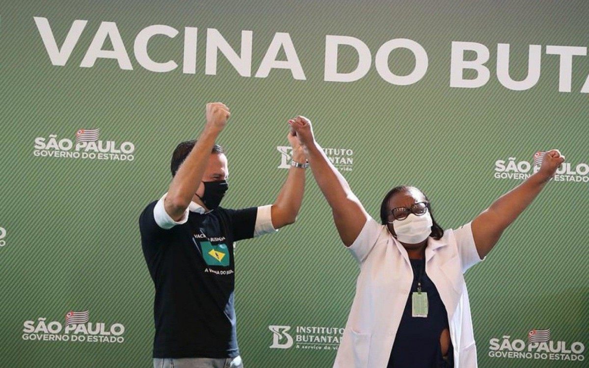 Governo de SP faz coletiva de imprensa após anúncio da aprovação do uso emergencial da Coronavac 