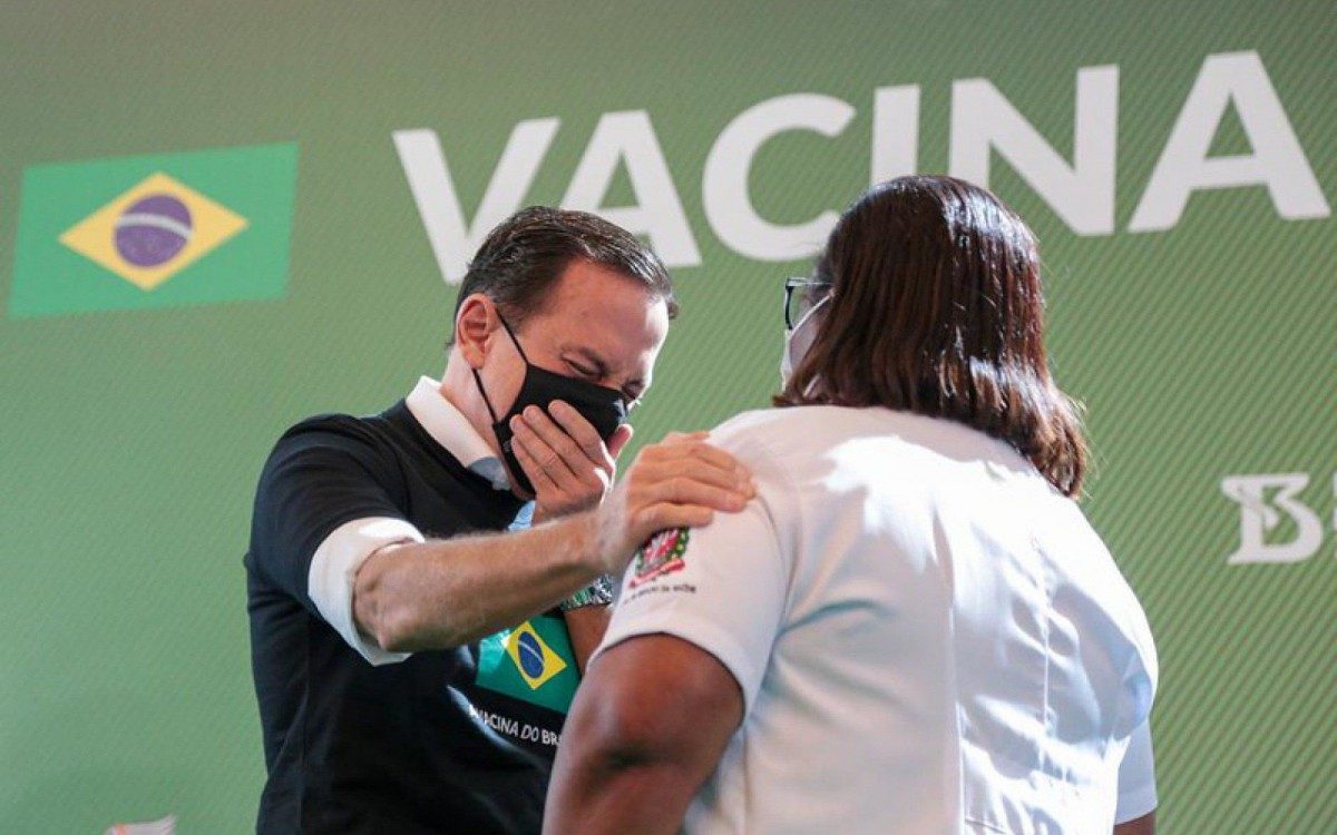 Governo de SP faz coletiva de imprensa após anúncio da aprovação do uso emergencial da Coronavac 