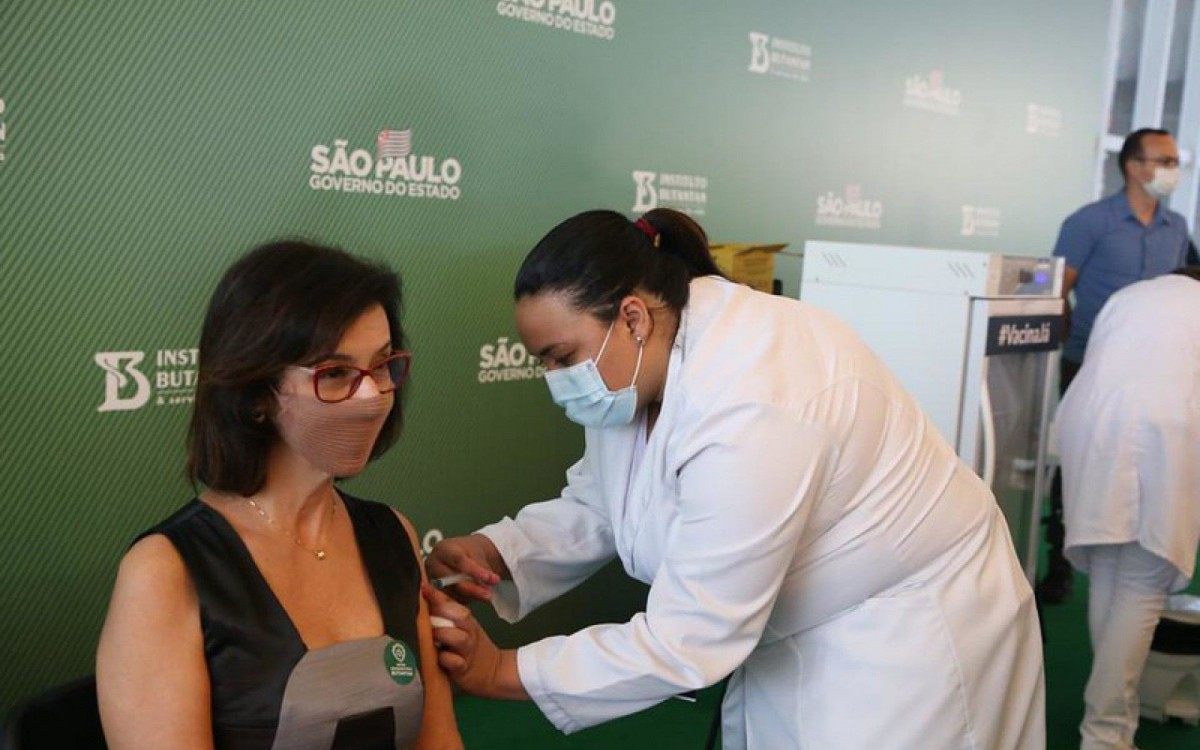 Governo de SP faz coletiva de imprensa após anúncio da aprovação do uso emergencial da Coronavac 