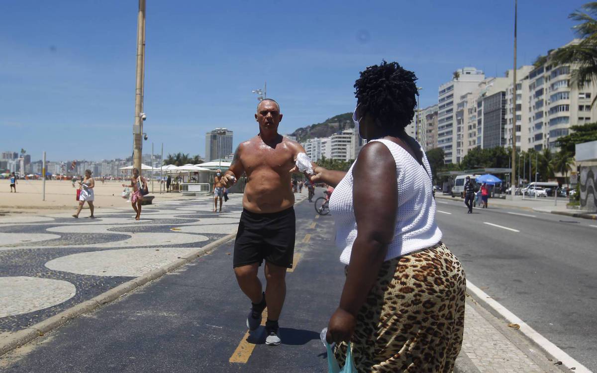 Rio de Janeiro 17/01/2021 - Secretaria Municipal de Saúde durante ação em Copacabana. Foto: Luciano Belford/Agencia O Dia