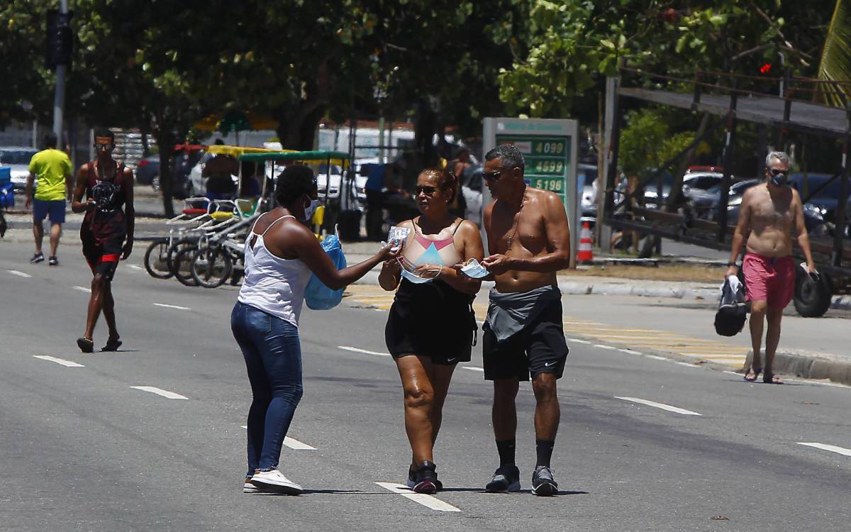 Rio de Janeiro 17/01/2021 - Secretaria Municipal de Saúde durante ação em Copacabana. Foto: Luciano Belford/Agencia O Dia