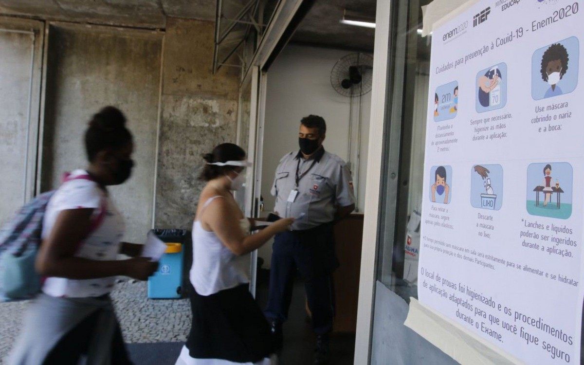 Entrada dos candidatos para o primeiro dia de provas do Exame Nacional do Ensino M&eacute;dio (Enem) 2020, na Universidade Estadual do Rio de Janeiro(UERJ), na zona norte do Rio. - Tânia Rêgo/Agência Brasil