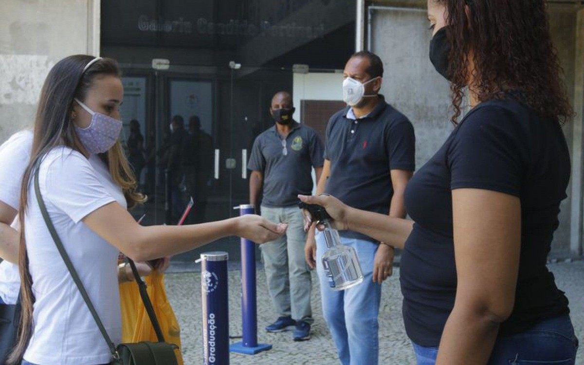 Entrada dos candidatos para o primeiro dia de provas do Exame Nacional do Ensino Médio (Enem) 2020, na Universidade Estadual do Rio de Janeiro(UERJ), na zona norte do Rio.