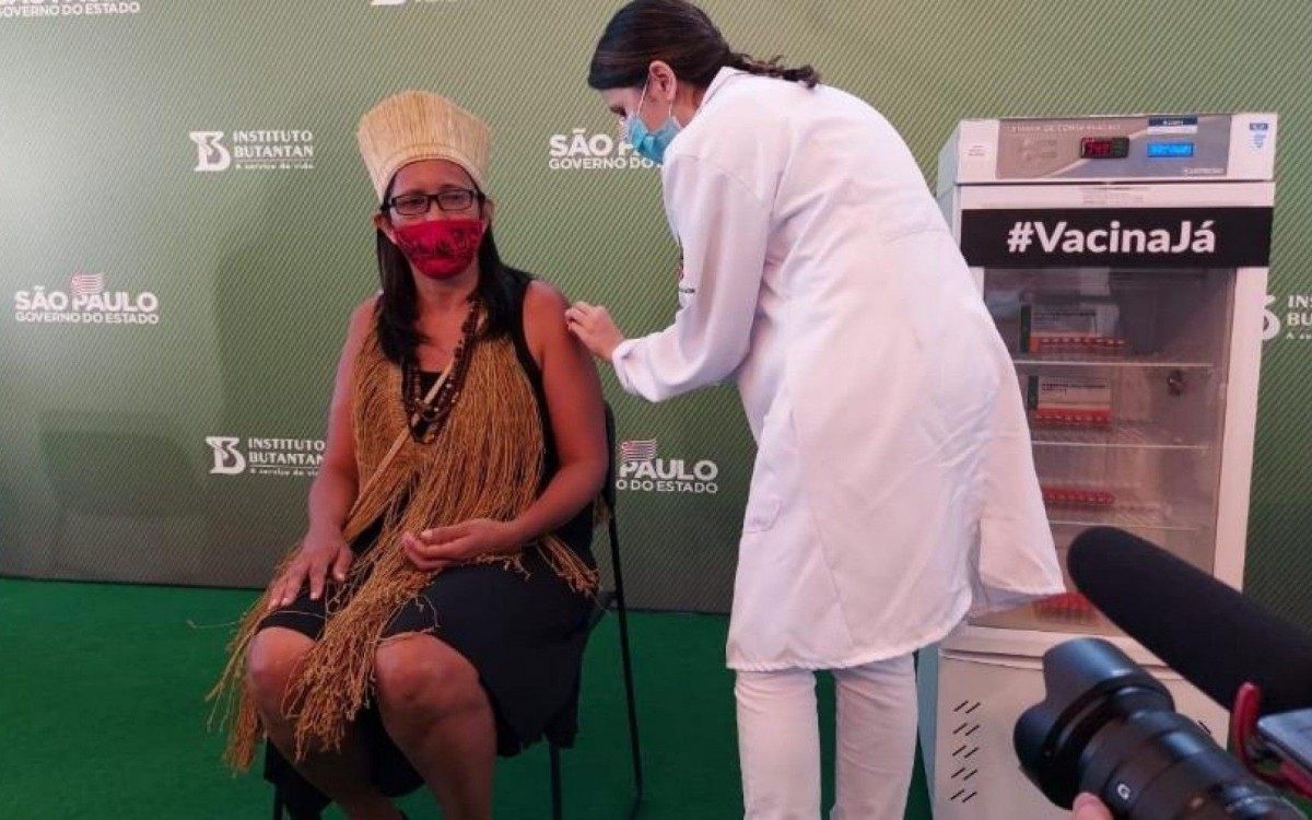 Primeira indígena vacinada no país, Vanuzia Santos é técnica em enfermagem
