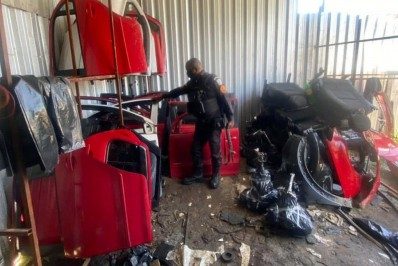 PM encontra desmanche de quadrilha de roubo de carros da Baixada