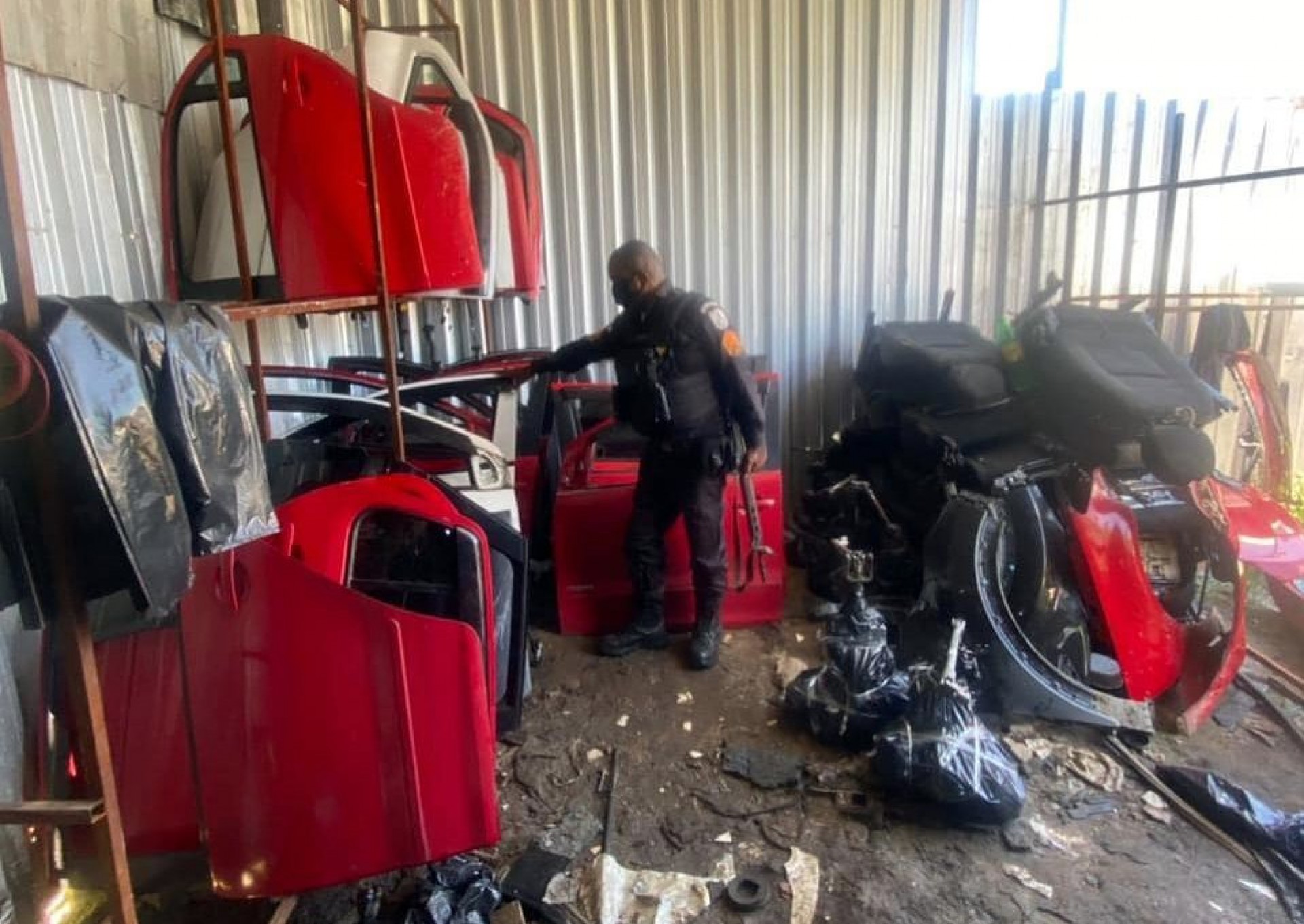 Desmanche foi encontrado por PMs do batalhão de Belford Roxo - Divulgação / Polícia Militar