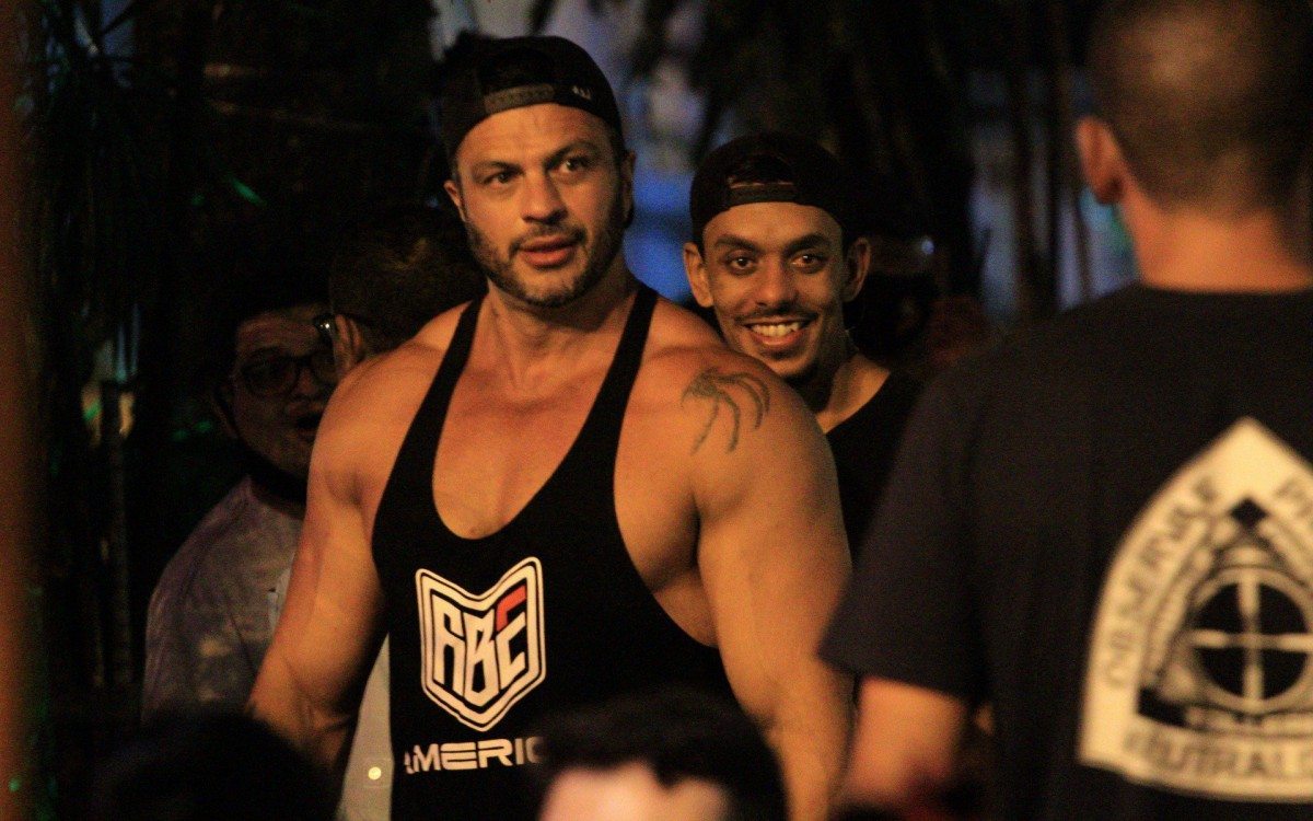 Kleber Bambam no Leblon, na madrugada desta segunda-feira