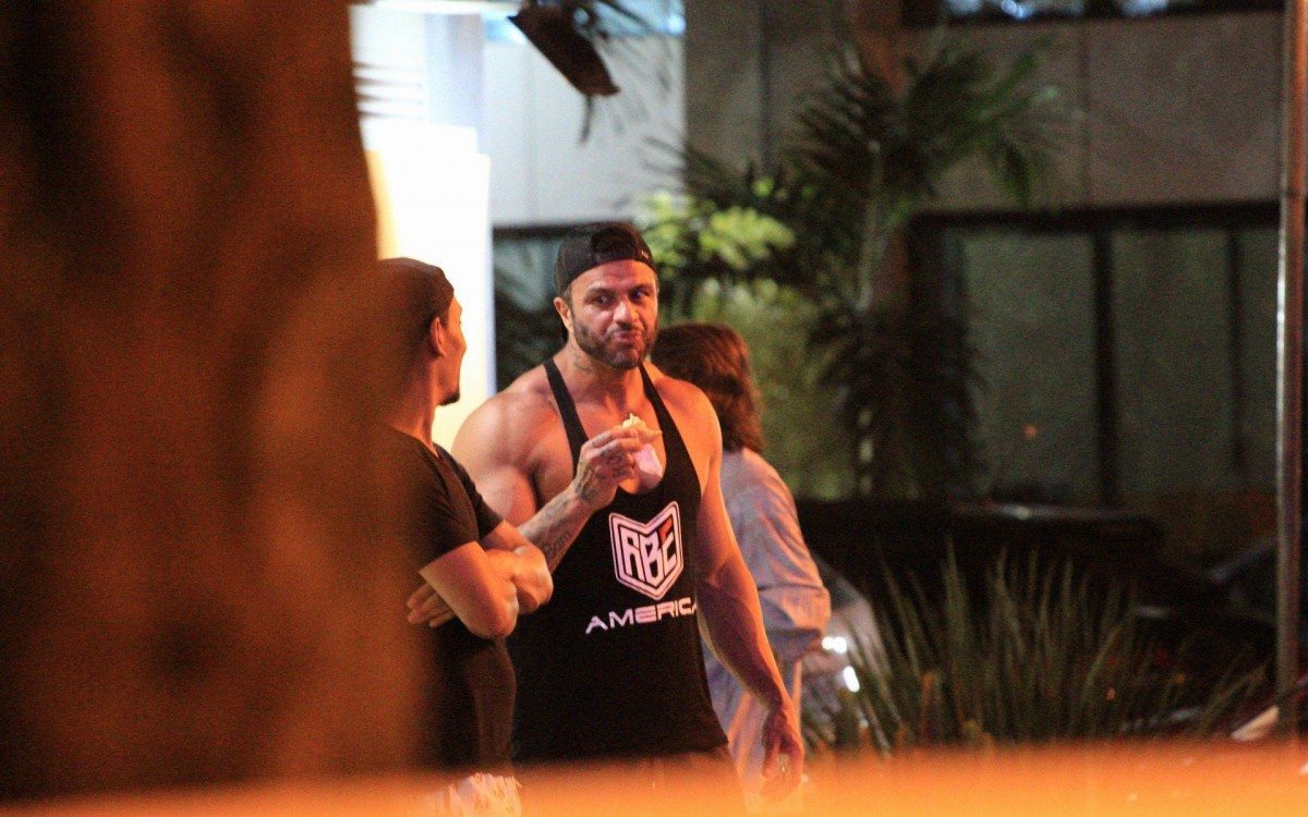 Kleber Bambam e mais pessoas aglomeradas e sem máscara no Leblon, na Zona Sul do Rio