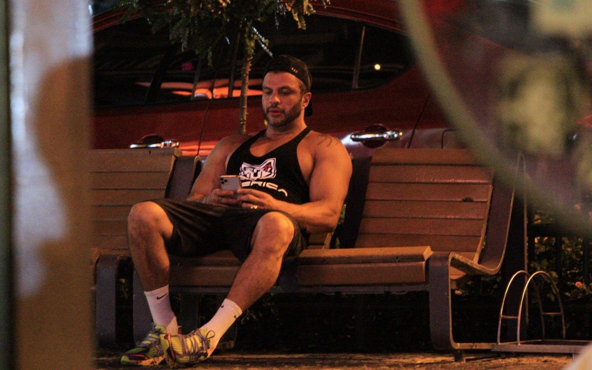 Kleber Bambam e mais pessoas aglomeradas e sem máscara no Leblon, na Zona Sul do Rio