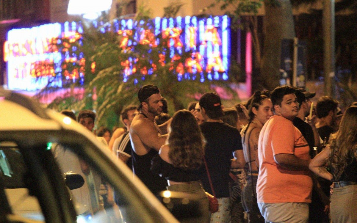 Kleber Bambam e mais pessoas aglomeradas e sem máscara no Leblon, na Zona Sul do Rio