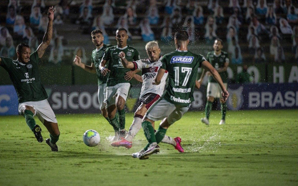 Arrascaeta chuta para marcar o primeiro gol do Flamengo contra o Goiás - Foto: Alexandre Vidal / Flamengo