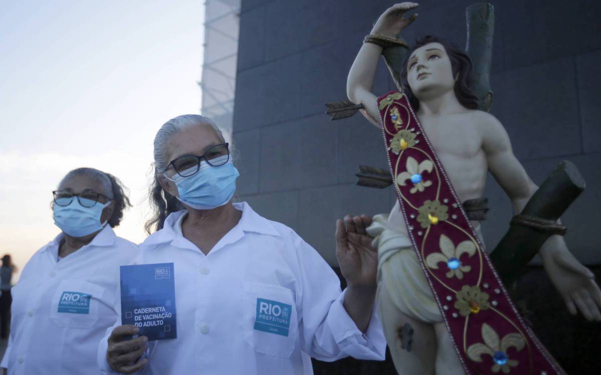 Rio de Janeiro 18/01/2021 - Dulcineia Maria dos Santo ap&oacute;s ser vacinada contra o Covid 19 no Estado do Rio de Janeiro nos p&eacute;s do Cristo Redentor. Foto: Luciano Belford/Agencia O Dia