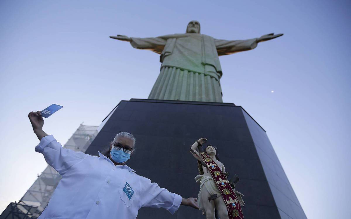 Rio de Janeiro 18/01/2021 - Dulcineia Maria dos Santo ap&oacute;s ser vacinada contra o Covid 19 no Estado do Rio de Janeiro nos p&eacute;s do Cristo Redentor. Foto: Luciano Belford/Agencia O Dia