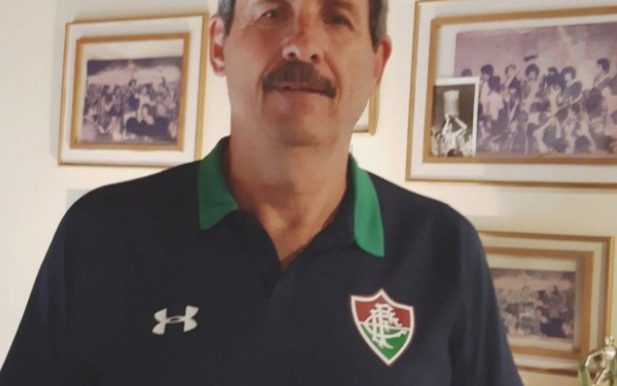 Duilio com camisa do Fluminense
