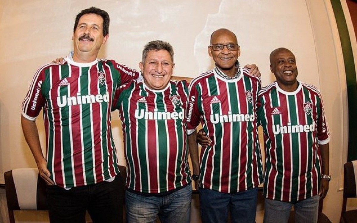 Duilio ao lado de companheiros do t&iacute;tulo brasileiro de 1984