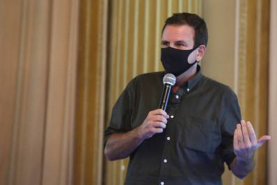 Com doses paradas no Ministério da Saúde, Paes alerta para possível atraso na vacinação do Rio