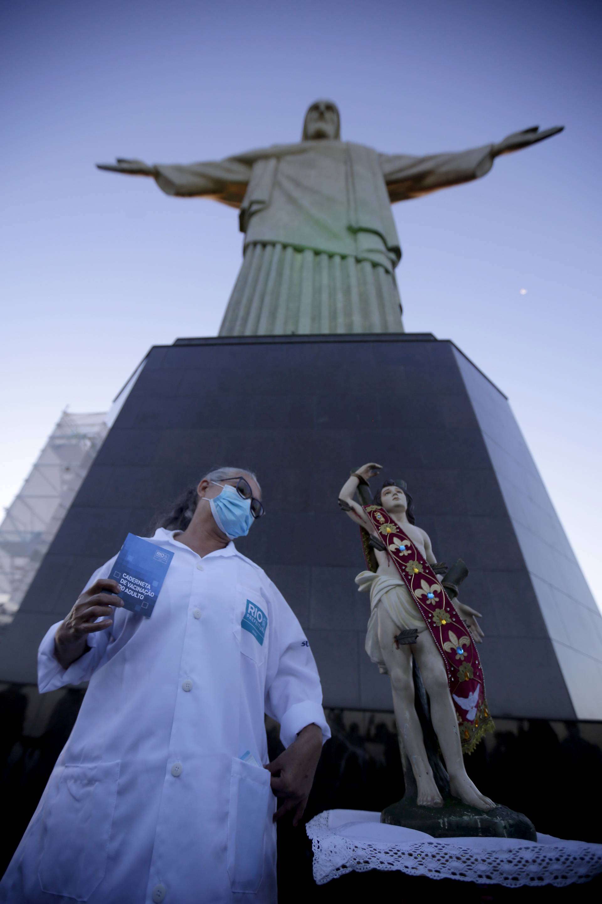 Rio de Janeiro 18/01/2021 - Dulcineia Maria dos Santo após ser vacinada contra o Covid 19 no Estado do Rio de Janeiro nos pés do Cristo Redentor. Foto: Luciano Belford/Agencia O Dia