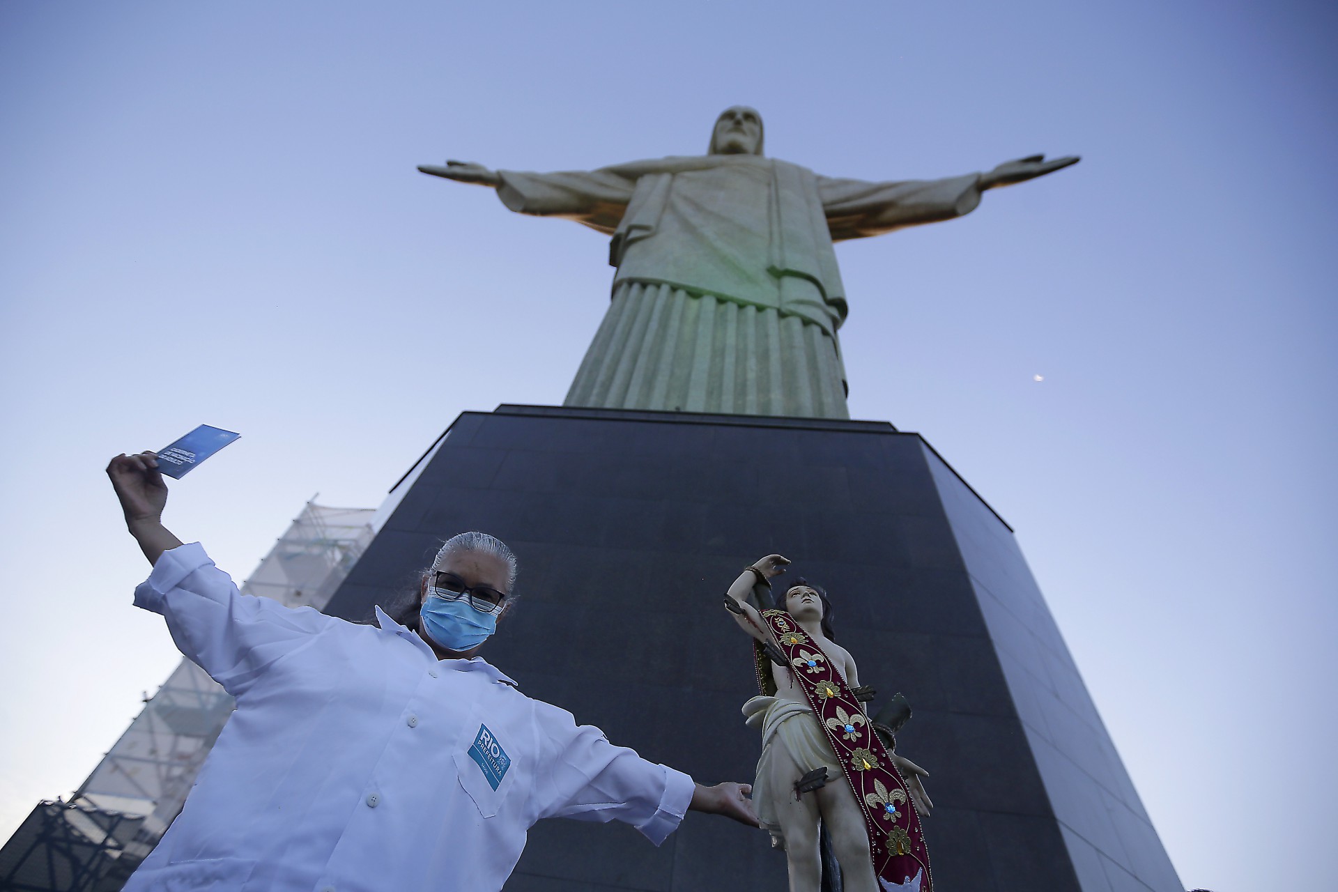 Rio de Janeiro 18/01/2021 - Dulcineia Maria dos Santo após ser vacinada contra o Covid 19 no Estado do Rio de Janeiro nos pés do Cristo Redentor. Foto: Luciano Belford/Agencia O Dia - Luciano Belford/Agencia O Dia