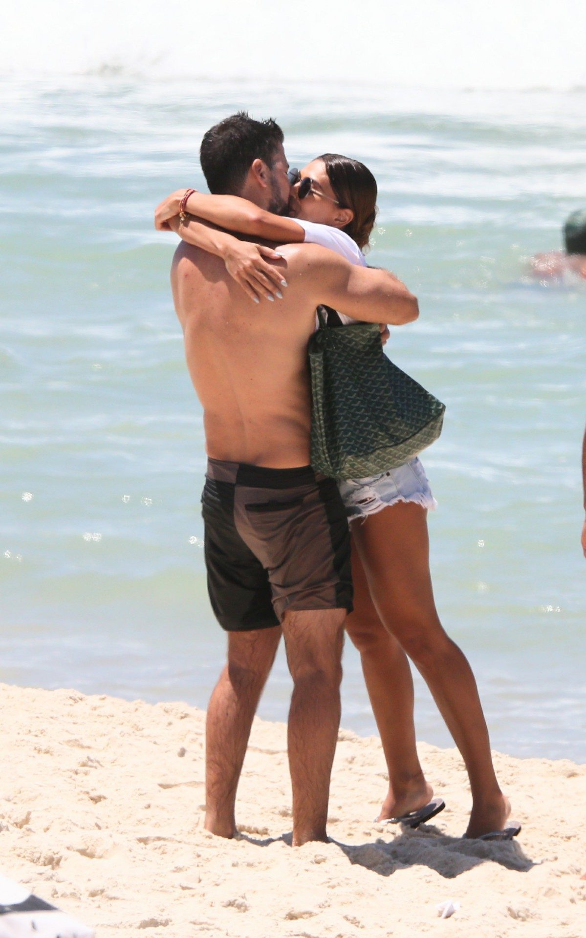 Juliana Paes leva seus filhos para aula de surf na praia
