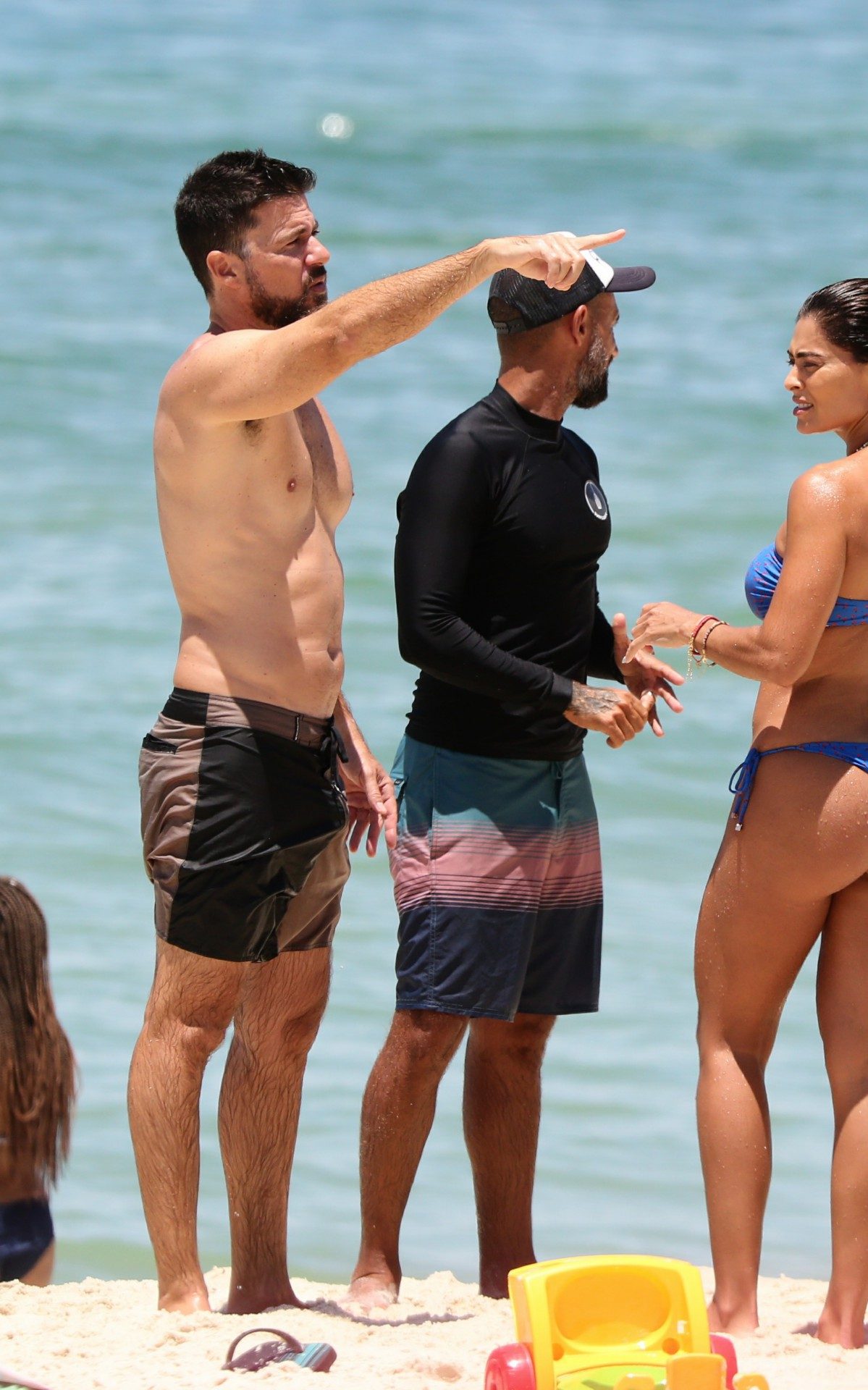 Juliana Paes leva seus filhos para aula de surf na praia