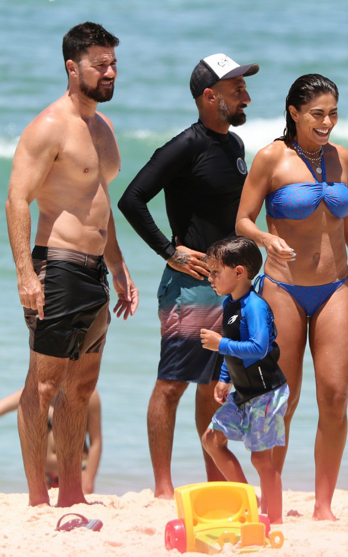 Juliana Paes leva seus filhos para aula de surf na praia