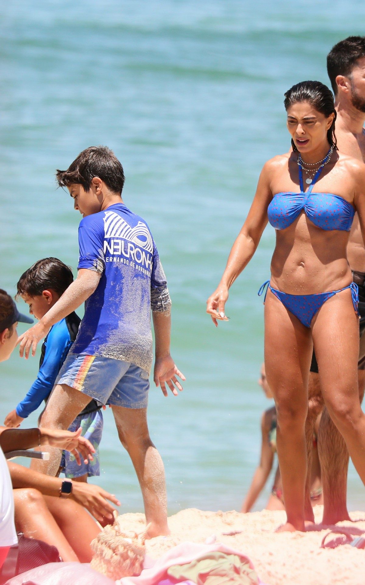 Juliana Paes leva seus filhos para aula de surf na praia