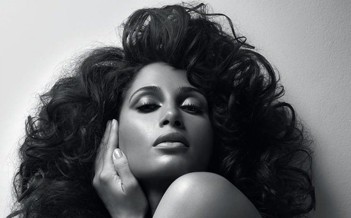 Camila Pitanga posa toda produzida: 'pronta pra vacina'