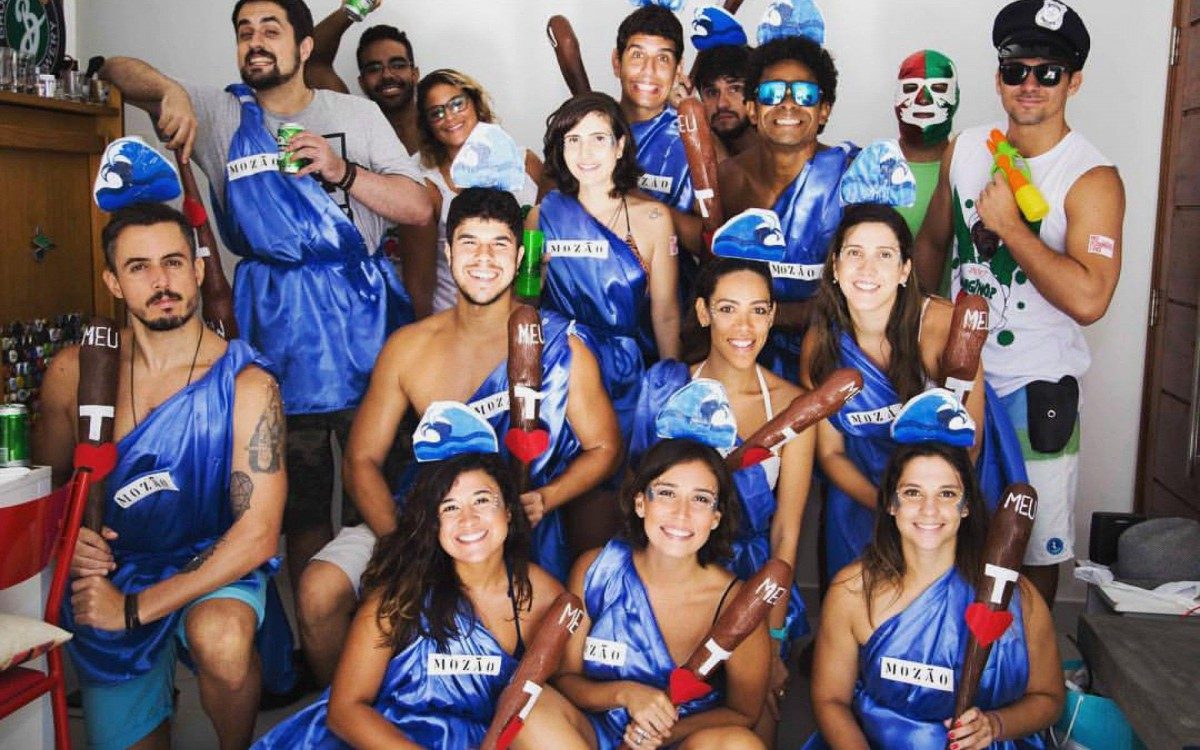 Julia Assis e grupo de amigos com fantasia combinando para curtir blocos