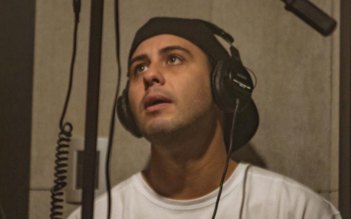 O cantor Bruno Diegues, ex-vocalista do grupo Jeito Moleque está de volta aos palcos 