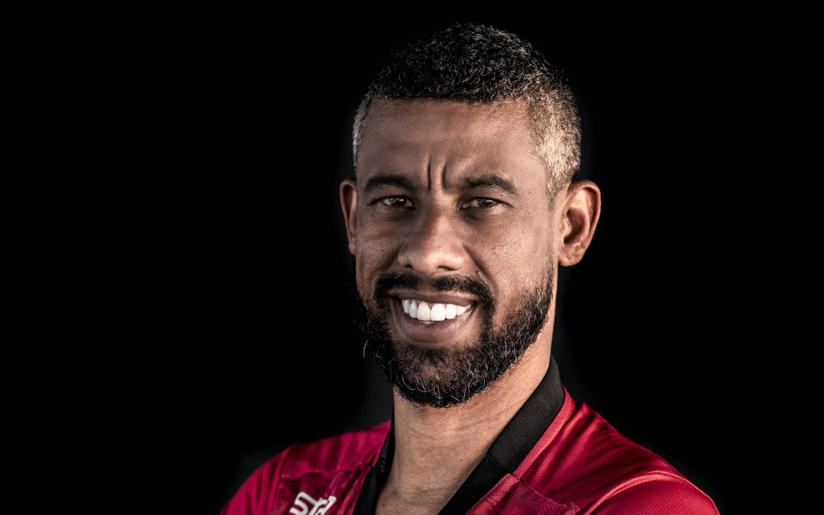 Léo Moura posa com a camisa do Resenha FC - André Mourão/Foto FC